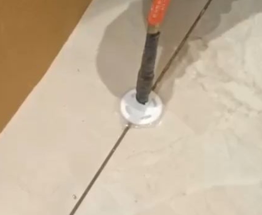 淄博瓷砖空鼓维修公司专业解答瓷砖在铺贴过程中，如果没有涂抹均匀到位的粘结材料（如水泥砂浆或瓷砖胶），可能会导致以下问题