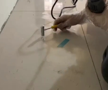 淄博瓷砖开裂维修公司专业分享瓷砖在铺贴前如果没有沥干水分，将会导致以下问题