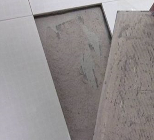 淄博瓷砖空鼓维修公司分享瓷砖铺贴时如果打浆（即涂抹在瓷砖背面和基层上的砂浆或瓷砖胶）过少，会带来以下问题